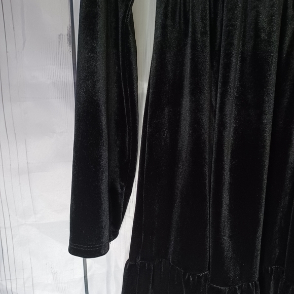 Lilypad velour v-neck long-sleeved dress - Picture 4 of 11